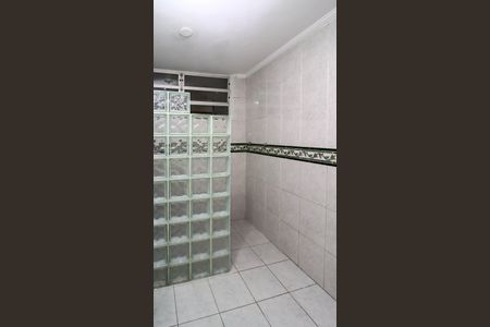 Casa para alugar com 140m², 2 quartos e 1 vaga Casa para alugar com 140m², 2 quartos e 1 vagaBanheiro social