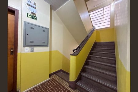 Apartamento à venda com 44m², 1 quarto e sem vaga Apartamento à venda com 44m², 1 quarto e sem vagaEscada