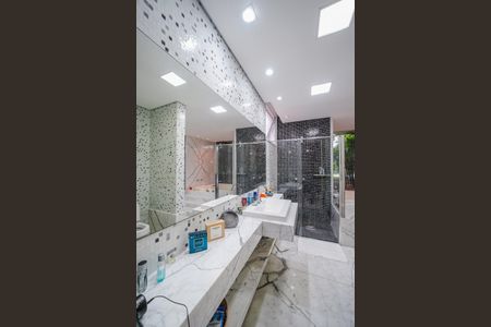 Banheiro de casa de condomínio para alugar com 5 quartos, 616m² em Alphaville, Santana de Parnaíba