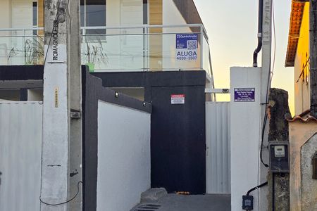 Fachada do condomínio + placa de apartamento para alugar com 1 quarto, 32m² em Laranjal, São Gonçalo