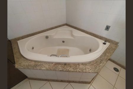 Apartamento para alugar com 310m², 4 quartos e 1 vaga Apartamento para alugar com 310m², 4 quartos e 1 vagaBanheiro da Suíte