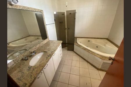 Apartamento para alugar com 310m², 4 quartos e 1 vaga Apartamento para alugar com 310m², 4 quartos e 1 vagaBanheiro da Suíte