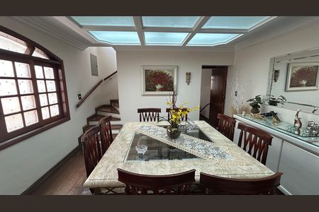 Casa à venda com 248m², 4 quartos e 2 vagas Casa à venda com 248m², 4 quartos e 2 vagasSala de jantar