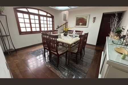 Casa à venda com 248m², 4 quartos e 2 vagas Casa à venda com 248m², 4 quartos e 2 vagasSala de jantar