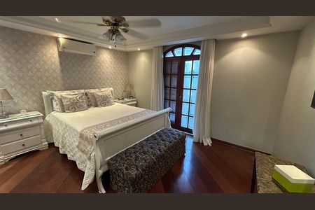 Casa à venda com 248m², 4 quartos e 2 vagas Casa à venda com 248m², 4 quartos e 2 vagasQuarto