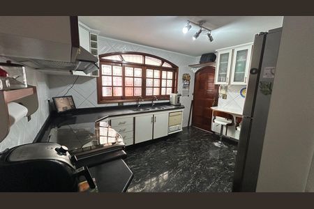 Casa à venda com 248m², 4 quartos e 2 vagas Casa à venda com 248m², 4 quartos e 2 vagasCozinha