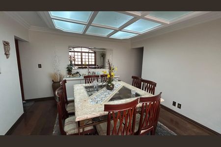Casa à venda com 248m², 4 quartos e 2 vagas Casa à venda com 248m², 4 quartos e 2 vagasSala de jantar