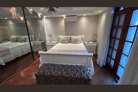 Casa à venda com 248m², 4 quartos e 2 vagas Casa à venda com 248m², 4 quartos e 2 vagasQuarto
