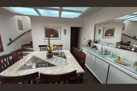 Casa à venda com 248m², 4 quartos e 2 vagas Casa à venda com 248m², 4 quartos e 2 vagasSala de jantar