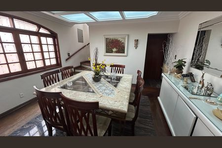 Casa à venda com 248m², 4 quartos e 2 vagas Casa à venda com 248m², 4 quartos e 2 vagasSala de jantar