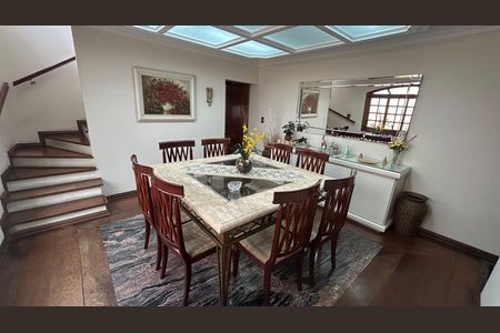 Casa à venda com 248m², 4 quartos e 2 vagas Casa à venda com 248m², 4 quartos e 2 vagasSala de jantar
