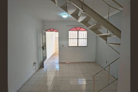 Sala de casa de condomínio para alugar com 2 quartos, 54m² em Ponto Chic, Nova Iguaçu