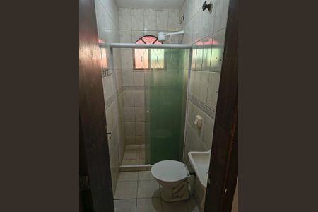 Banheiro de casa de condomínio para alugar com 2 quartos, 54m² em Ponto Chic, Nova Iguaçu
