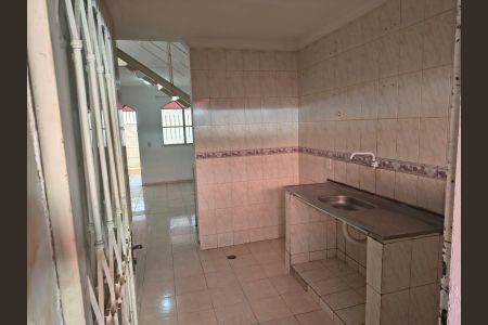 Cozinha de casa de condomínio para alugar com 2 quartos, 54m² em Ponto Chic, Nova Iguaçu