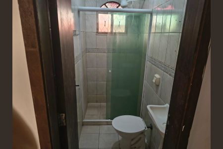 Banheiro de casa de condomínio para alugar com 2 quartos, 54m² em Ponto Chic, Nova Iguaçu