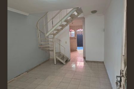 Sala de casa de condomínio para alugar com 2 quartos, 54m² em Ponto Chic, Nova Iguaçu