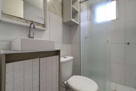 Banheiro de apartamento para alugar com 2 quartos, 45m² em Água Chata, Guarulhos