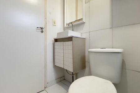 Banheiro de apartamento para alugar com 2 quartos, 45m² em Água Chata, Guarulhos