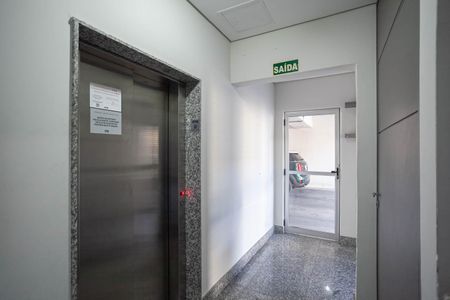Apartamento à venda com 140m², 2 quartos e 2 vagas Apartamento à venda com 140m², 2 quartos e 2 vagasHall social