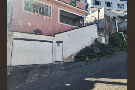 Casa para alugar com 228m², 2 quartos e 1 vaga Casa para alugar com 228m², 2 quartos e 1 vagaFachada