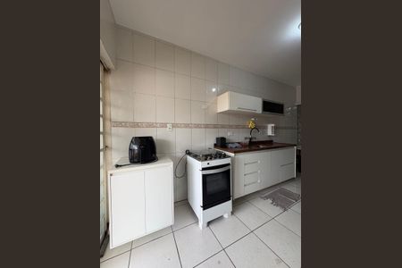 Cozinha de casa para alugar com 2 quartos, 80m² em Vila Baruel, São Paulo