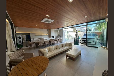 Casa para alugar com 600m², 4 quartos e 6 vagas Casa para alugar com 600m², 4 quartos e 6 vagasSala
