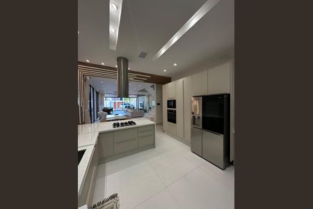 Casa para alugar com 600m², 4 quartos e 6 vagas Casa para alugar com 600m², 4 quartos e 6 vagasCozinha