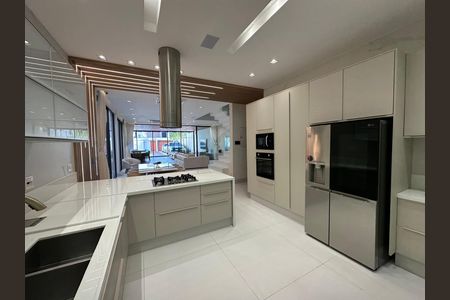 Casa para alugar com 600m², 4 quartos e 6 vagas Casa para alugar com 600m², 4 quartos e 6 vagasCozinha