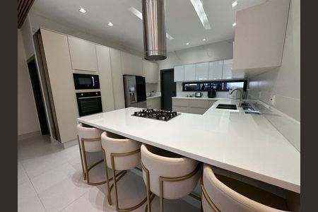 Casa para alugar com 600m², 4 quartos e 6 vagas Casa para alugar com 600m², 4 quartos e 6 vagasCozinha