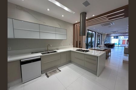 Casa para alugar com 600m², 4 quartos e 6 vagas Casa para alugar com 600m², 4 quartos e 6 vagasCozinha