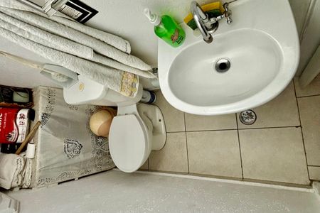 Casa à venda com 100m², 2 quartos e 2 vagas Casa à venda com 100m², 2 quartos e 2 vagasBanheiro