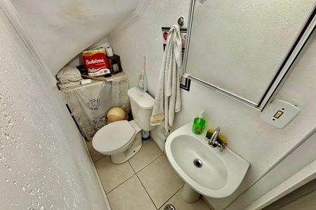 Casa à venda com 100m², 2 quartos e 2 vagas Casa à venda com 100m², 2 quartos e 2 vagasBanheiro