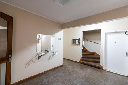 Hall de entrada de apartamento para alugar com 1 quarto, 55m² em Medianeira, Porto Alegre