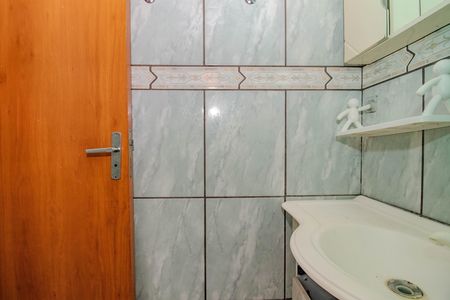Banheiro de apartamento para alugar com 2 quartos, 39m² em Mário Quintana, Porto Alegre