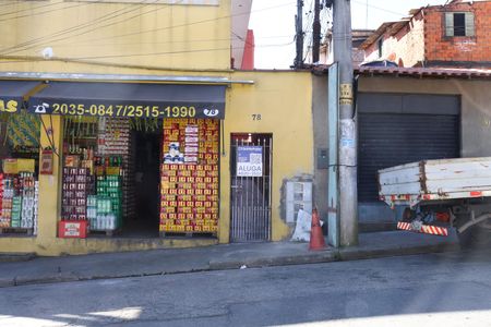 Fachada do imóvel - Placa GRANDE instalada no portão do imóvel dia 20.07.2026 - Código da placa: FEWQ-1315 de casa para alugar com 1 quarto, 40m² em Jardim Robru, São Paulo