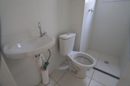 Banheiro social de apartamento à venda com 2 quartos, 42m² em Cidade São Mateus, São Paulo
