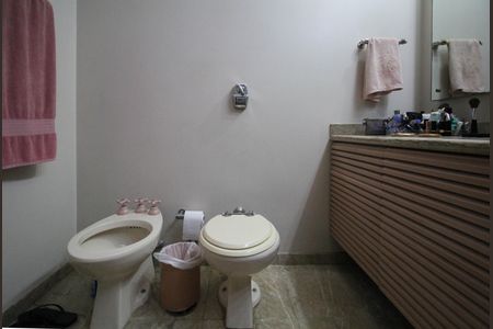 Banheiro de casa de condomínio à venda com 5 quartos, 1690m² em Morumbi, São Paulo