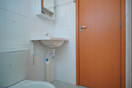 Banheiro Corredor de apartamento à venda com 2 quartos, 41m² em Chácara das Pedras, Porto Alegre
