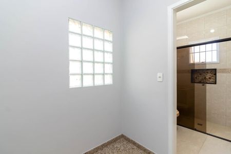 Corredor dos Quartos de casa para alugar com 2 quartos, 148m² em Vila Carbone, São Paulo