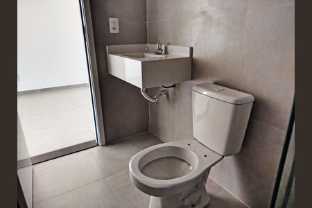 Banheiro de kitnet/studio para alugar com 1 quarto, 29m² em Vila Invernada, São Paulo