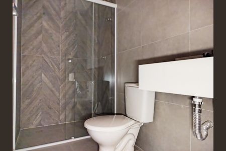 Banheiro de kitnet/studio para alugar com 1 quarto, 33m² em Vila Invernada, São Paulo