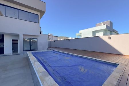 Casa de condomínio para alugar com 353m², 4 quartos e 4 vagas