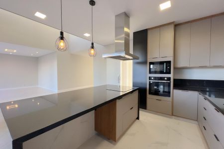 Casa de condomínio para alugar com 353m², 4 quartos e 4 vagas