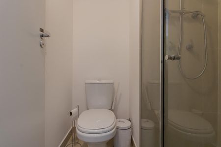 Banheiro de kitnet/studio para alugar com 1 quarto, 32m² em Moema, São Paulo