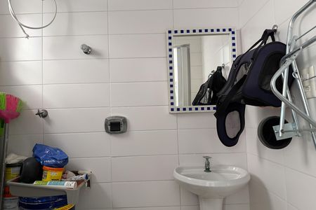 Banheiro de Serviço de apartamento para alugar com 3 quartos, 150m² em Ponta da Praia, Santos