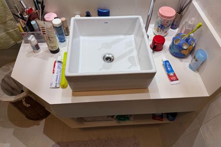 Banheiro da Suíte 1 de apartamento para alugar com 3 quartos, 150m² em Ponta da Praia, Santos