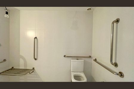 Banheiro de kitnet/studio para alugar com 1 quarto, 28m² em Perdizes, São Paulo