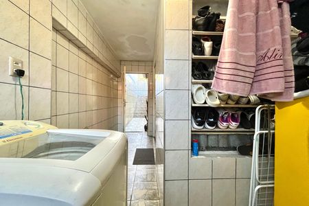 Casa à venda com 250m², 5 quartos e 2 vagas Casa à venda com 250m², 5 quartos e 2 vagasÁrea de Serviço Casa 1