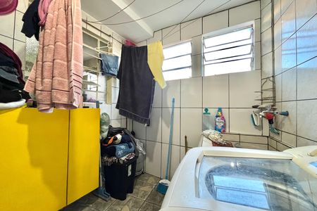 Casa à venda com 250m², 5 quartos e 2 vagas Casa à venda com 250m², 5 quartos e 2 vagasÁrea de Serviço Casa 1