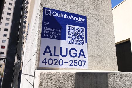 Apartamento para alugar com 32m², 2 quartos e sem vagaPlaca GRANDE instalada na fachada do condomínio, dia 21.07.2026 - Código da placa: SWRM-1598